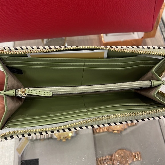 Michael Kors Jet Set Travel Large Pebble Leather Quarter-Zip Wallet
NWT - Picture 15 of 16